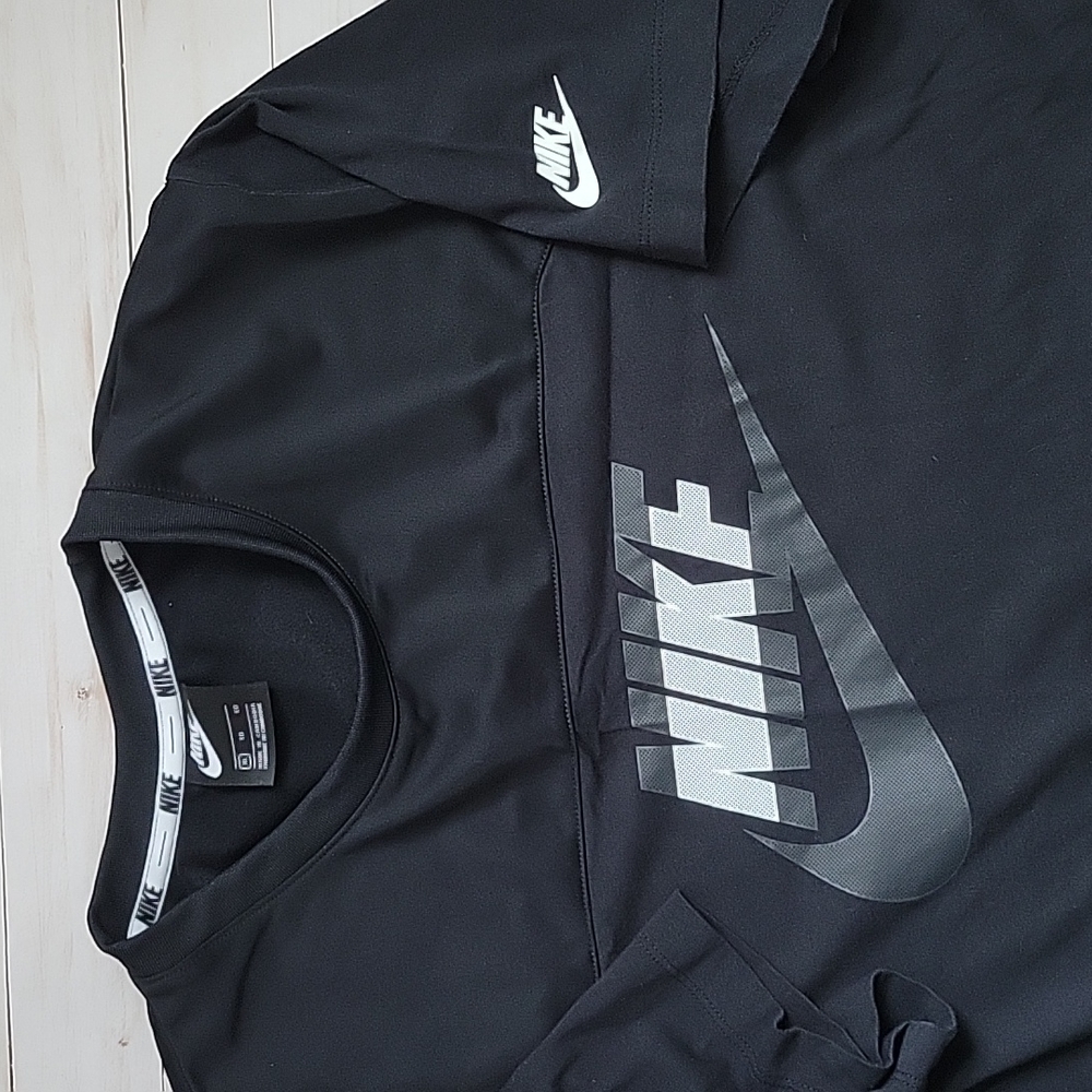 Mens Nike T-shirt CT9759-010 Black Size XL